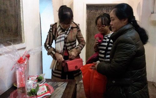 Bà Luân cùng con gái và cháu sắp lễ dâng hương đầu năm mới. Ảnh: Hoàng Phương.